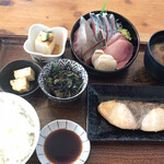 시토로니에 - 구운 생선 + 회 모듬 정식 1900엔~ (오늘은 @2100)