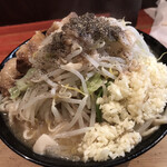 ラーメン二郎 - 脂にブラックペッパーをかけて食べます。