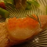 ラ・レゾナンス - タスマニアサーモンの炙り、ホタテ柱、マス子のせアップ