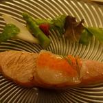 ラ・レゾナンス - タスマニアサーモンの炙り、ホタテ柱、マス子のせ