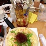 ハニーハニー - Bigびっくりパフェと期間限定のピザ。カフェとしての料理の質もなかなかです。