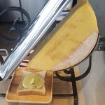 美瑛放牧酪農場 - ラクレットチーズ加温中