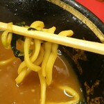 豚骨醤油ラーメン 王道家 - 麺アップ 