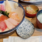 海と大地の恵み処 味助 - 贅沢５種海鮮丼　1,500円(税込)