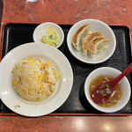 Chuukaryouri Minami - チャーハン・半ギョーザセット。スープとお新香付き