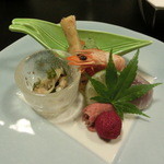 ホテル 湯の本 - 山桃ワイン漬け、蓬湯葉、ローストビーフ、焼目筍、海老芝煮、浅利葱生姜和え、紫芋葛餅