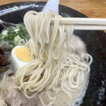 久留米ラーメン丸八 - 麺は中細麺