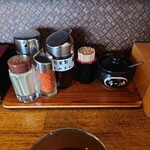 拉麺 えぼし - カウンターの調味料✨