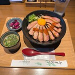 Torikamome - 名物 炙り鴨丼 880円
                スープ・漬物付
                イクラのせ +300円、追加鴨肉 +300