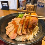 Torikamome - 名物 炙り鴨丼 880円
                        スープ・漬物付
                        イクラのせ +300円、追加鴨肉 +300