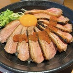 Torikamome - 名物 炙り鴨丼 880円
                スープ・漬物付
                イクラのせ +300円、追加鴨肉 +300円