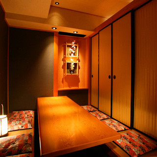 旅館を模した店内は落ち着きある空間。個室17室/最大42名様