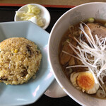 本宮家 - セット　ラーメン＆ミニ炒飯・新香