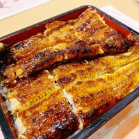 久田 - 関東風は、うなぎの背中を開き、関西風は、うなぎの腹を開くそうです。
                    諸説あるそうですが、関東は武士の町なので切腹を嫌い、関西は商人の町なので腹を割って話そう、ということのようです。