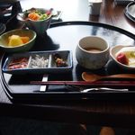 界 遠州 - 朝の三ヶ日みかんジュース　お漬物　梅干し　温泉卵　もろ味昆布　しらす干し　イカの塩辛　サラダ　果物