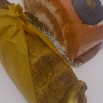 手作りケーキの店　タルト - 手前:デニッシュコロネ、奥:二文銭ロール