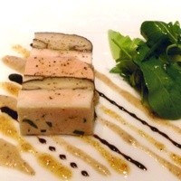レストラン リューズ - 料理写真：フォアグラ、胡桃ソース、バルサミコ酢が味の決め手！見た目にも美味しい一皿です。 
