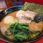 家系ラーメン 佐々喜家 - 喜ラーメンは豚骨醤油で、チャーシュー２枚・海苔５枚・ほうれん草・白髪ねぎが乗ってますよ…