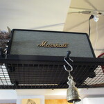 AKHA AMA COFFEE - かっこいいアンプが飾られています。