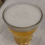 イタリアントマト カフェジュニア - グラスでいただく缶ビールは旨い。