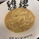 Hakata Ebi Tonkotsu Ramen Io - 豚骨ラーメンのスープに、海老ラーメン用の替え玉麺