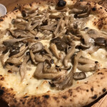 窯焼きピザの店ラ・ビエール - 人気No.１舞茸のピザ