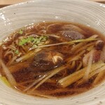 すし徳灑落 - 鴨南蛮。甘めの汁、煮込まれた長ネギ、椎茸の飾り切り、何より鴨の弾力。そして蕎麦の固めな仕上がり。文句のつけるところが無い。鴨は新潟産だと職人さんが教えてくれました。