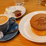 Fuji - ホットケーキとコーヒーのセット。高さのあるふんわりシフォンのようなホットケーキ。
