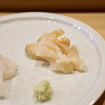 鮨 十兵衛 - クエ皮目を軽く炙って・バイ貝