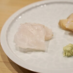 鮨 十兵衛 - クエ皮目を軽く炙って・バイ貝