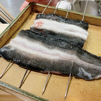 うなぎと炭焼 久松 - 串打ちされた鰻。1本330g(3p)あるそうです。