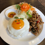 タイ料理ルアンマイ - 鶏肉のガパオライス（1,232円）辛さは2