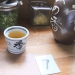 釜あげうどん 長田 in 香の香 - このおっきな「とっくり」の中身ゎ熱々のつゆですよぉ～♬お店のシステムゎレジで注文、お金を払って番号札をもらうシステム！「７」番の番号札でしたぁ