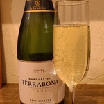 アシェット - お酒①カヴァ・マルケス・デ・テラボナ(スパークリングワイン、スペイン)(税込700円)
            葡萄品種:マカベオ、チャレッロ、パレリャーダ