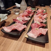肉と日本酒いぶり 有楽町店 - 炙り肉寿司６種盛り合わせ