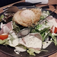 肉と日本酒いぶり 有楽町店 - 巣ごもり風シーザーサラダ