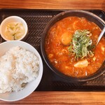 カルビ丼とスン豆腐専門店 韓丼 - ●牛すじスン豆腐定食　960円
（＋生玉子　4辛）