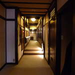Yumoto Chouza - 客室へと向かう廊下。建材の一本一本を見るだけでも、建物の値打ちが感じられる