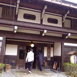 Yumoto Chouza - 見事な門構え、雰囲気ある玄関。長座のお出迎えです