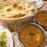 Indo Resutoran Ganjisu - 手前：日替わり ひき肉と卵のカレー。奥：チキンカレー