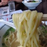 手打ラーメン・中華料理　亜壽多 - ラーメン　￥550　(揚げニンニクは無し)　　　麺は太麺で加水は中々な感じ、モチッとチュルっと！！　収まりが良くて好きです