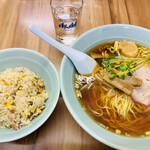 丸吉飯店 - ラーメン半チャーハン