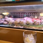 ROBATA とんぼ - カウンター前のショーウインドー