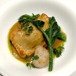 ビストロ　アギャット - ヒラスズキと小海老のムースのパイ包み　丸ガニのビスクソース