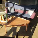 厳島いろは - リビングテーブルとソファ