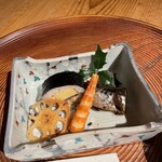 妙見石原荘 食菜石蔵 - 先付…サイマキ海老・梅干しと鰯の紫蘇煮・鰻の太巻き