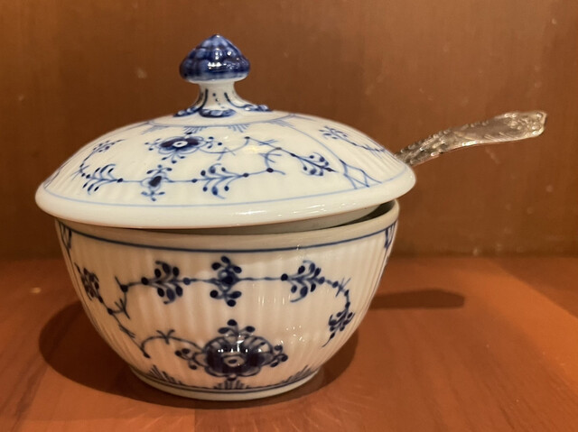 椿　送料無料　ロイヤルコペンハーゲン　ROYAL COPENHAGEN　置物 ロイヤルコペンハーゲンが美しい椿屋珈琲店で親子3人で寛ぎました