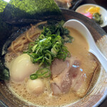 クリーミーTonkotsuラーメン 麺家神明 - 