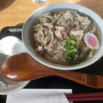 Teuchi Udon Yamae - 〈温〉肉うどん。薄い豚バラ肉がたくさん入っている。