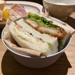 プテートル - 白身魚フライ、トマト、ポテトサラダのサンドイッチ